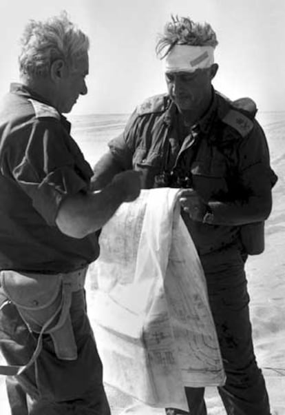 Ariel Sharon (derecha), en el Sinaí durante la guerra del Yom Kippur, en 1973, en una foto cedida por el Gobierno israelí.