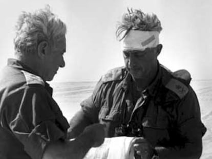 Ariel Sharon (derecha), en el Sinaí durante la guerra del Yom Kippur, en 1973, en una foto cedida por el Gobierno israelí.