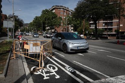 Tramo del carril bici de la Via Augusta ya casi terminado, pero todavía pendiente de abrir.