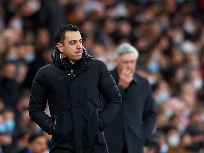 Xavi Hernández, con Ancelotti detrás, durante el clásico de la temporada pasada en el Bernabéu.