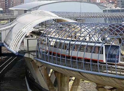 A la izquierda, el metro de Bilbao en la estación de Urbinaga. A la derecha, autobús urbano de Sevilla.