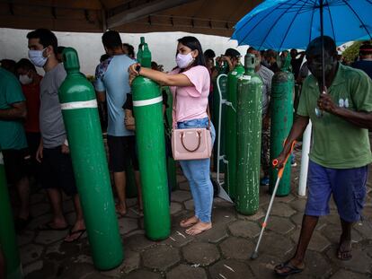 Familiares de pacientes com covid-19 fazem fila em uma empresa de Manaus para comprar cilindros de oxigênio, no último 19 de janeiro.