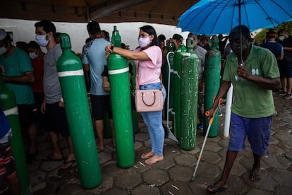 Familiares de pacientes com covid-19 fazem fila em uma empresa de Manaus para comprar cilindros de oxigênio, no último 19 de janeiro.