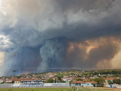 Una columna de humo proveniente del incendio en el Parque Nacional de Dadiá se eleva sobre Suflí, este jueves.