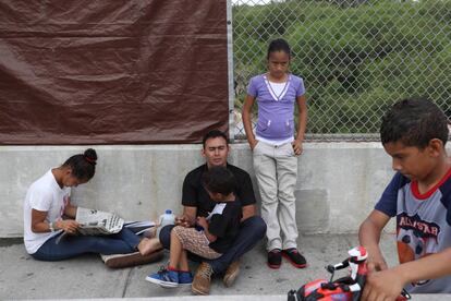 Una familia hondureña en el mexicano puente Brownsville-Matamoros luego de que les denegaran el paso a Texas.