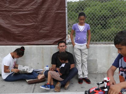 Una familia hondureña en el mexicano puente Brownsville-Matamoros luego de que les denegaran el paso a Texas.