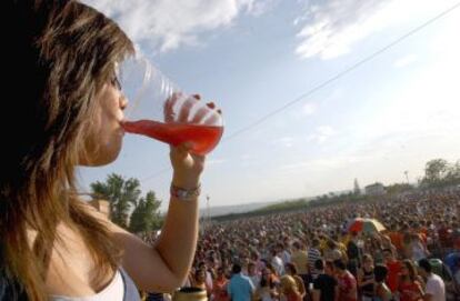 Los j&oacute;venes env&iacute;an a menudo tuits cuando beben alcohol. 