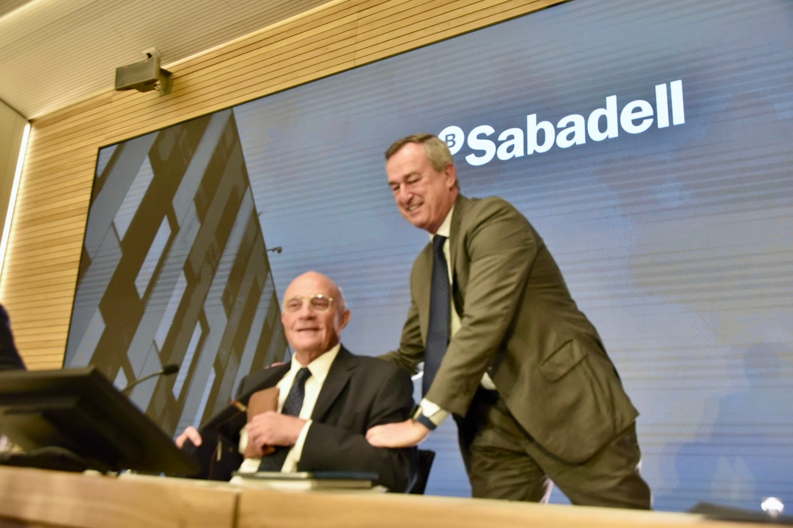 El presidente de Banco Sabadell, Josep Oliu; el CEO César González-Bueno y el director financiero, Sergio Palavecino.