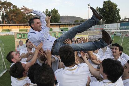 Jugadores del Coruxo mantean a uno de sus directivos, en la celebración del ascenso a Segunda B.