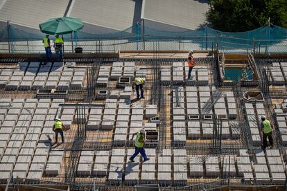 Trabajadores de la construcción, en julio de 2021 en Sevilla.