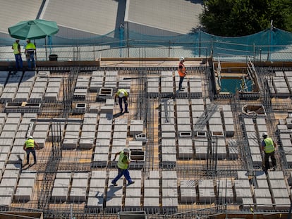 Trabajadores de la construcción, en julio de 2021 en Sevilla.