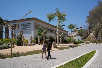 Visitantes recorren los jardines del lugar.