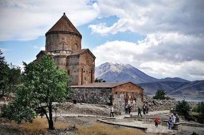 La catedral armenia de la Santa Cruz (siglo X) está en la isla de Akhtamar, en el lago de Van, al este de Turquía. La iglesia fue abandonada tras la expulsión de los armenios en 1915 y fue reconstruida por el Gobierno turco y reabierta en 2007.