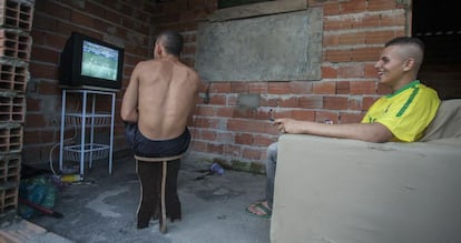 Moradores da favela da Paz assistem ao jogo de abertura da Copa, nesta quinta-feira.