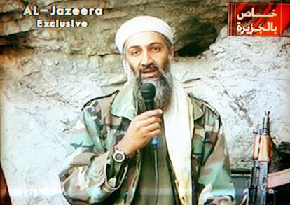 Imagen de Bin Laden, distribuida por la emisora Al Yazira, en que el terrorista envía uno de sus amenazadores mensajes, desde su refugio en territorio Afgano.