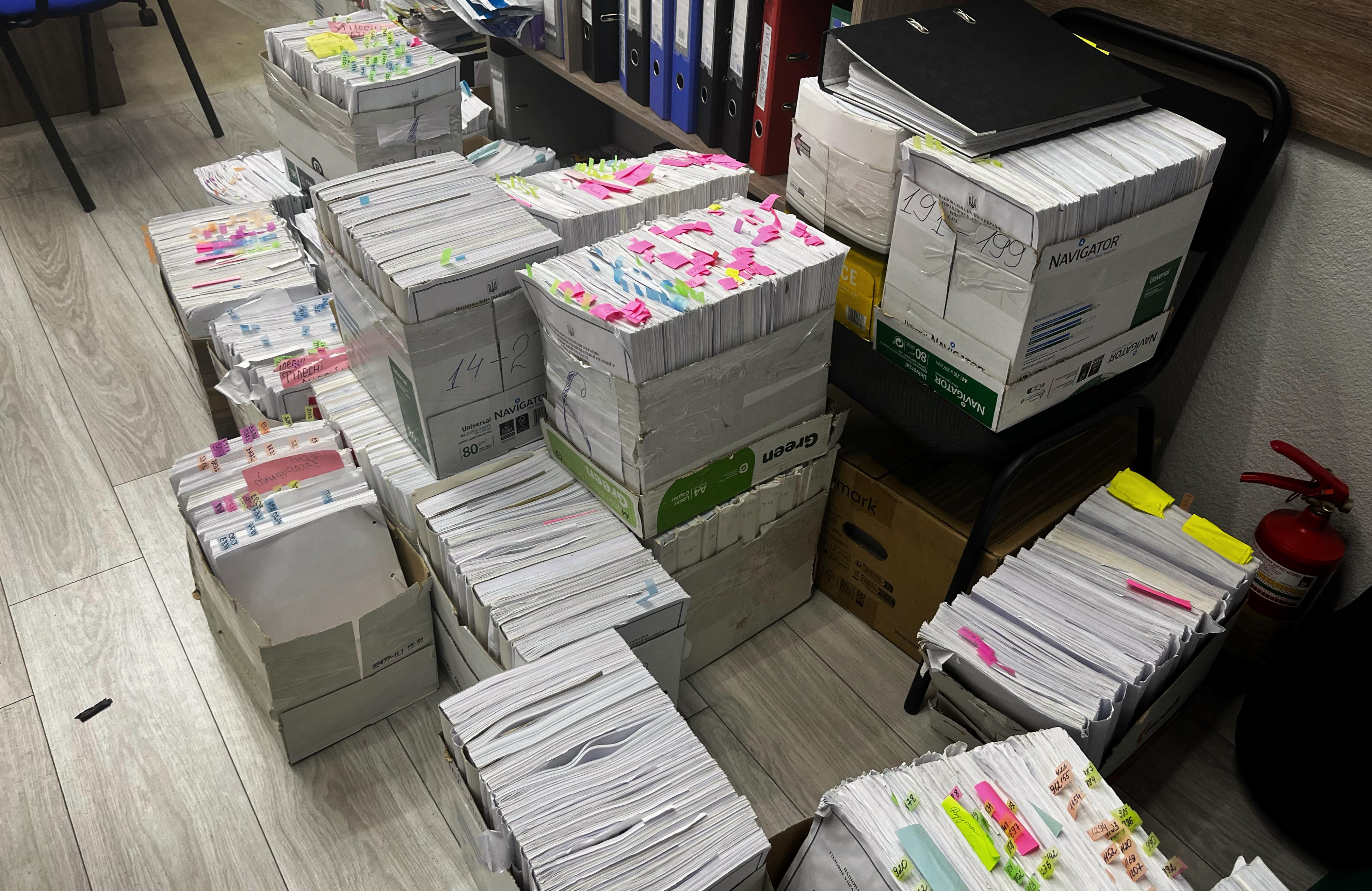 Cajas con casos de posibles crímenes de guerra acumulados en unas instalaciones policiales de Kiev.