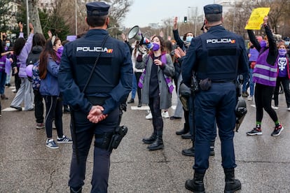 Varias mujeres participan en una concentración feminista en el Paseo del Prado, este lunes en Madrid.