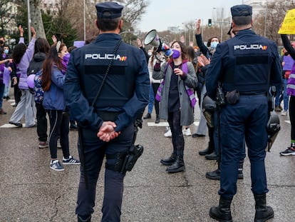 Varias mujeres participan en una concentración feminista en el Paseo del Prado, este lunes en Madrid.