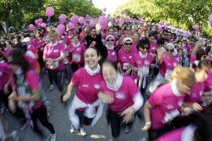 Salida de la octava edición de la Carrera de la Mujer, en Madrid, cuyos beneficios irán a la lucha contra el cáncer de mama.