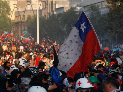 Manifestantes chocan con la policía antidisturbios durante las protestas del estallido social, en Santiago, Chile,  en noviembre de 2019.