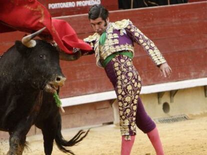 Morante de la Puebla da un pase de pecho a uno de sus astados.