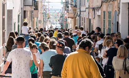 &quot;El p&uacute;blico sigue al reba&ntilde;o protagonista de la obra Trashumancia, de la compa&ntilde;&iacute;a Xip Xap teatro&quot;