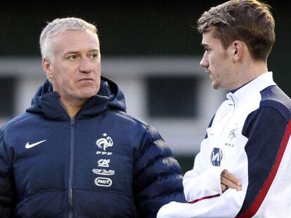 Griezmann charla con Deschamps.