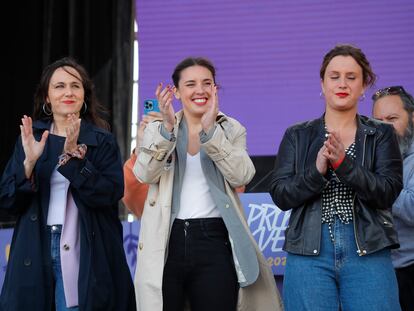 La secretaria general de Podemos, Ione Belarra, junto a Irene Montero y Alejandra Jacinto el 15 de abril.