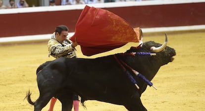 Enrique Ponce, en un pase de pecho a uno de sus toros.