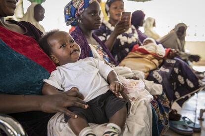 Los niños de las zonas pobres son los más vulnerables, a menudo padecen tasas más altas de desnutrición, exposición a instalaciones de agua y saneamiento insalubres y un acceso insuficiente a vacunas y otros servicios de salud básicos. Wisdom Dauda, ​​de cuatro meses, espera en el regazo de su madre para ser inmunizado en una clínica de salud en Yola, estado de Adamawa, noreste de Nigeria.