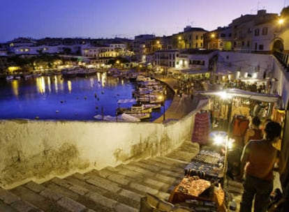 Anochecer en el puerto de Castell, rodeado de un mercadillo, junto a Mahón (Menorca)