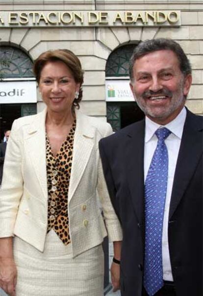 La ministra Magdalena Álvarez, junto al presidente de Adif, Antonio González Marín, en el acto oficial de cambio de nombre de la estación de Abando.