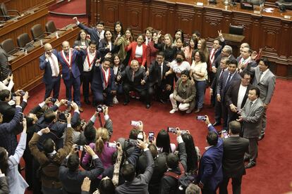 Los congresistas peruanos se fotografían tras la votación de la destitución de Pedro Castillo.