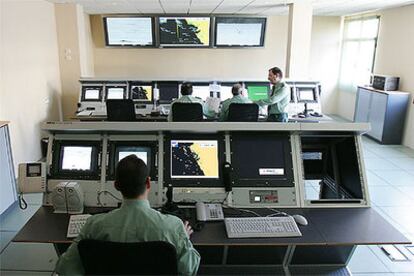 Agentes de la Guardia Civil, ayer, en el centro operativo del SIVE de Cádiz.