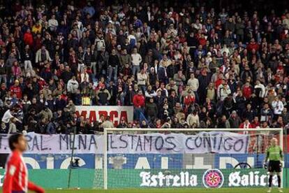 La pancarta mostrada en el Calderón el pasado domingo en favor del teniente general Mena.