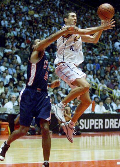 Juan Carlos Navarro y Allan Houston, durante el partido amistoso jugado por las selecciones de España y de Estados Unidos de baloncesto, en Japón en el año 2000. Estados Unidos ganó el encuentro por 95- 66.