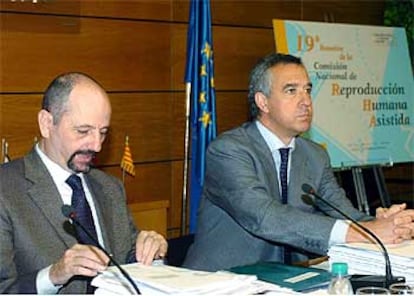 Fernando Puig de la Bellacasa (derecha), en la reunión de la Comisión Nacional de Reproducción Humana Asistida.