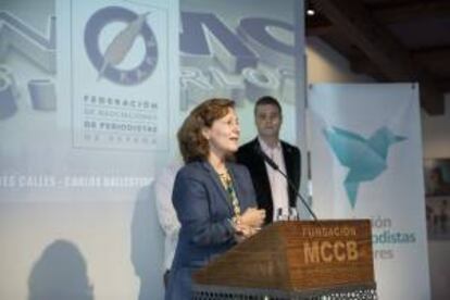 La presidenta de la Federación de Asociaciones de Periodistas de España (FAPE), Elsa González, durante la presentación de la exposición fotográfica sobre los Premios Nacionales de Fotoperiodismo, los World Press y Pulitzer otorgados a españoles con motivo de la Asamblea Extraordinaria que celebra esta asociación este fin de semana en Cáceres y en la que debatirán el futuro de la colegiación.