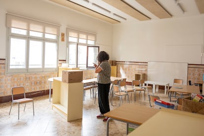 Una maestra preparando el aula antes del inicio de curso en un instituto de Barcelona, en una imagen de archivo. 
