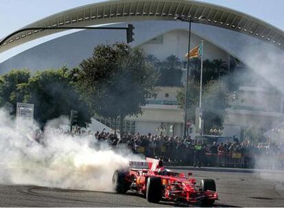 Un bólido de Ferrari, ayer ante el Palau de les Arts.