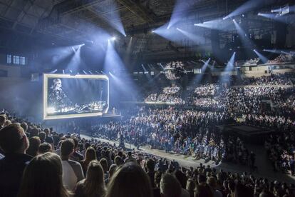 Després de tres temes es va aixecar un teló que va mostrar un elegantíssim escenari i la impressionant banda de 20 músics, amb una secció de corda de vuit membres.