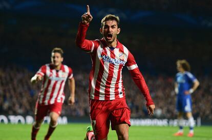 Adrián celebra uno de los goles anotados por el Atlético ante el Chelsea en Stamford Bridge, en la vuelta de las semifinales de la Champions, ronda que los rojiblancos superarían por segunda vez en su historia.