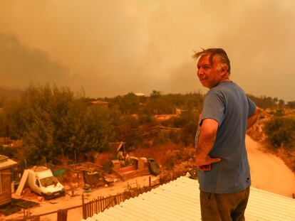 Un hombre, en la zona dañada por el incendio forestal que afectó los cerros de Viña del Mar.