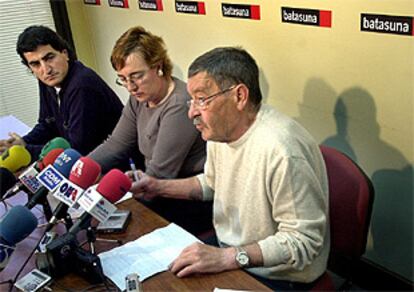 Imagen de la rueda de prensa en la que miembros de Batasuna han convocado la manifestación de protesta.