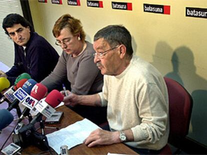 Imagen de la rueda de prensa en la que miembros de Batasuna han convocado la manifestación de protesta.