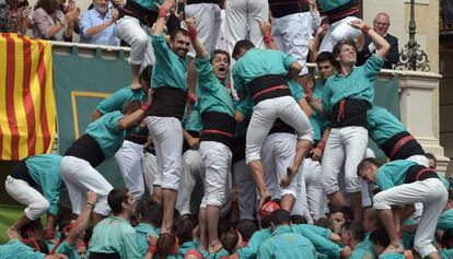 Els castellers celebren el 4 de 10 amb folre i manilles