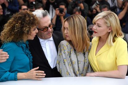 La actriz italiana, Valeria Golino, el director australiano y presidente del jurado George Miller, la actriz francesa, Vanessa Paradis y Kirsten Dunst posan durante un photocall antes de la inauguración del Festival de Cannes.