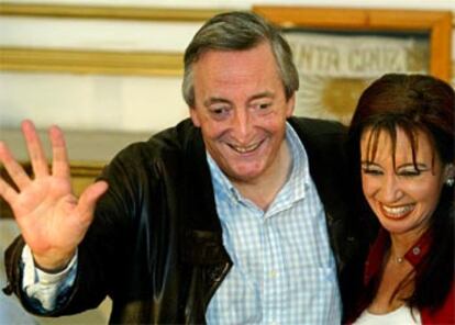 Néstor Kirchner, junto a su esposa en la noche electoral.