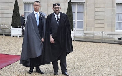 Mohamed VI y su hijo, el príncipe heredero Hasán, a su salida del Elíseo en París tras un almuerzo con el presidente francés Emmanuel Macron por los actos conmemorativos de los 100 años del final de la I Guerra Mundial, el 11 de noviembre de 2018, en París.