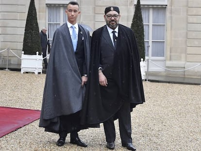 Mohamed VI y su hijo, el príncipe heredero Hasán, a su salida del Elíseo en París tras un almuerzo con el presidente francés Emmanuel Macron por los actos conmemorativos de los 100 años del final de la I Guerra Mundial, el 11 de noviembre de 2018, en París.